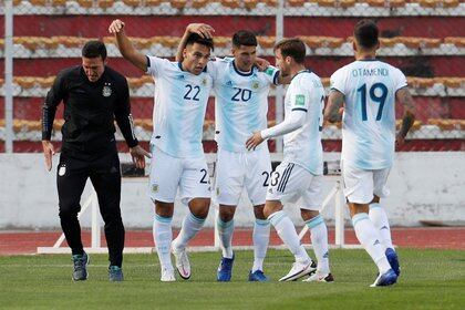 Los jugadores argentinos celebran el gol del empate que marcó Lautaro Martínez. Foto: Juan Karita/Reuters