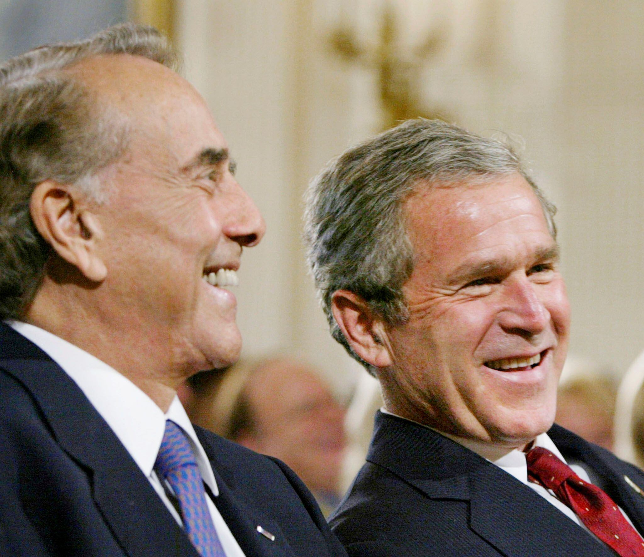 Dole junto al ex presidente George W. Bush. REUTERS/Larry Downing/File Photo