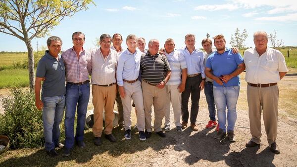 El presidente Mauricio Macri recorrió las zonas inundadas de Santa Fe y se entrevistó con productores. En la imagen, junto al secretario de Agroindustria, Luis Miguel Etchevehere