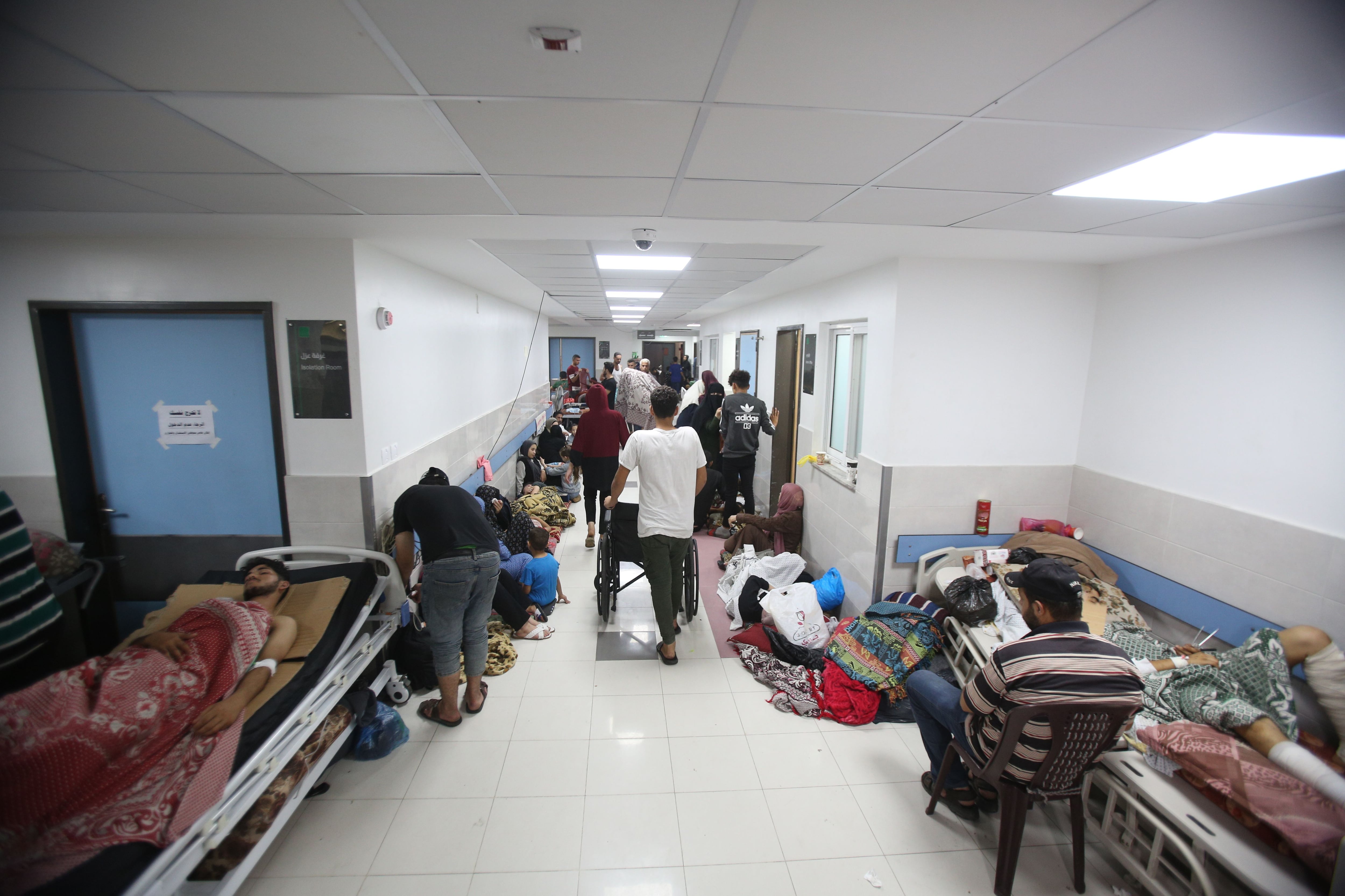 Palestinos heridos en bombardeos israelíes duermen en una cama de hospital en una sala del hospital Al-Shifa de la ciudad de Gaza (Europa Press/Saeed Jaras)