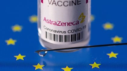 FOTO DE ARCHIVO: En esta foto ilustrada tomada el 24 de marzo de 2021 se ve un frasco con la etiqueta "Vacuna contra la enfermedad del coronavirus por AstraZeneca (COVID-19)" colocado en la bandera de la UE que se muestra en esta foto. REUTERS / Dado Ruvic / Ilustración / Foto de archivo
