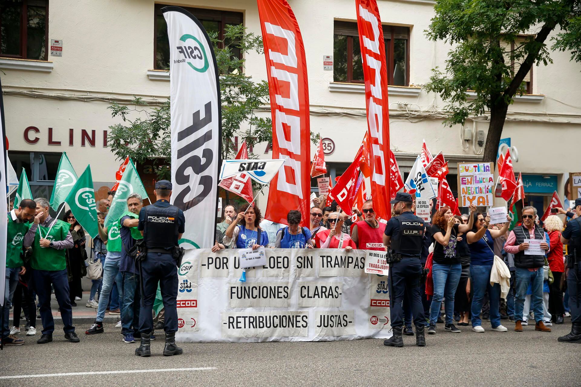 Los funcionarios de la administración de Justicia en huelga se concentran ante la sede del PSOE para exigir mejoras salariales y laborales (EFE/ Jennifer Gómez)
