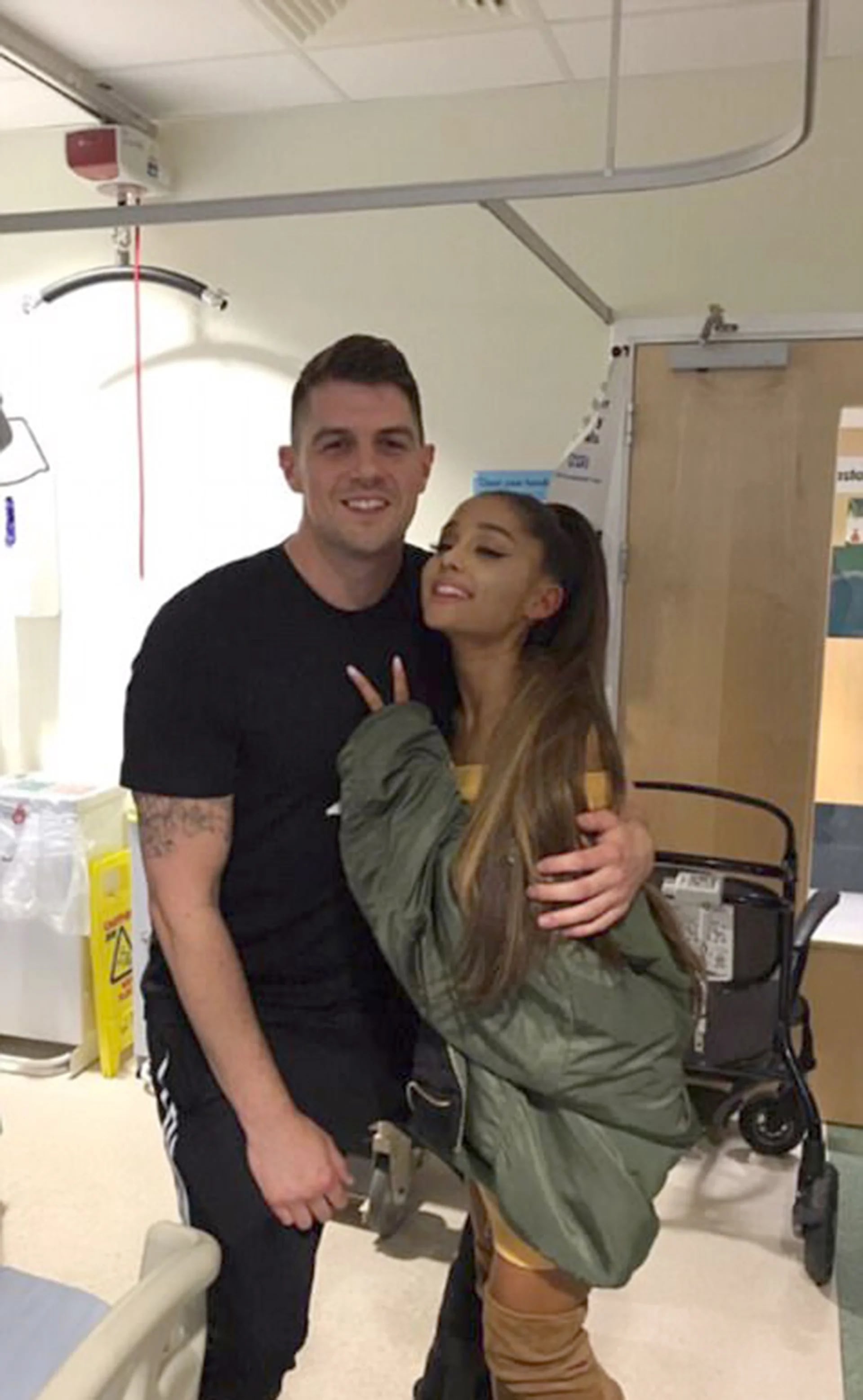 Ariana Grande junto al padre de Lily Harrison, una de las victimas del atentado de Manchester