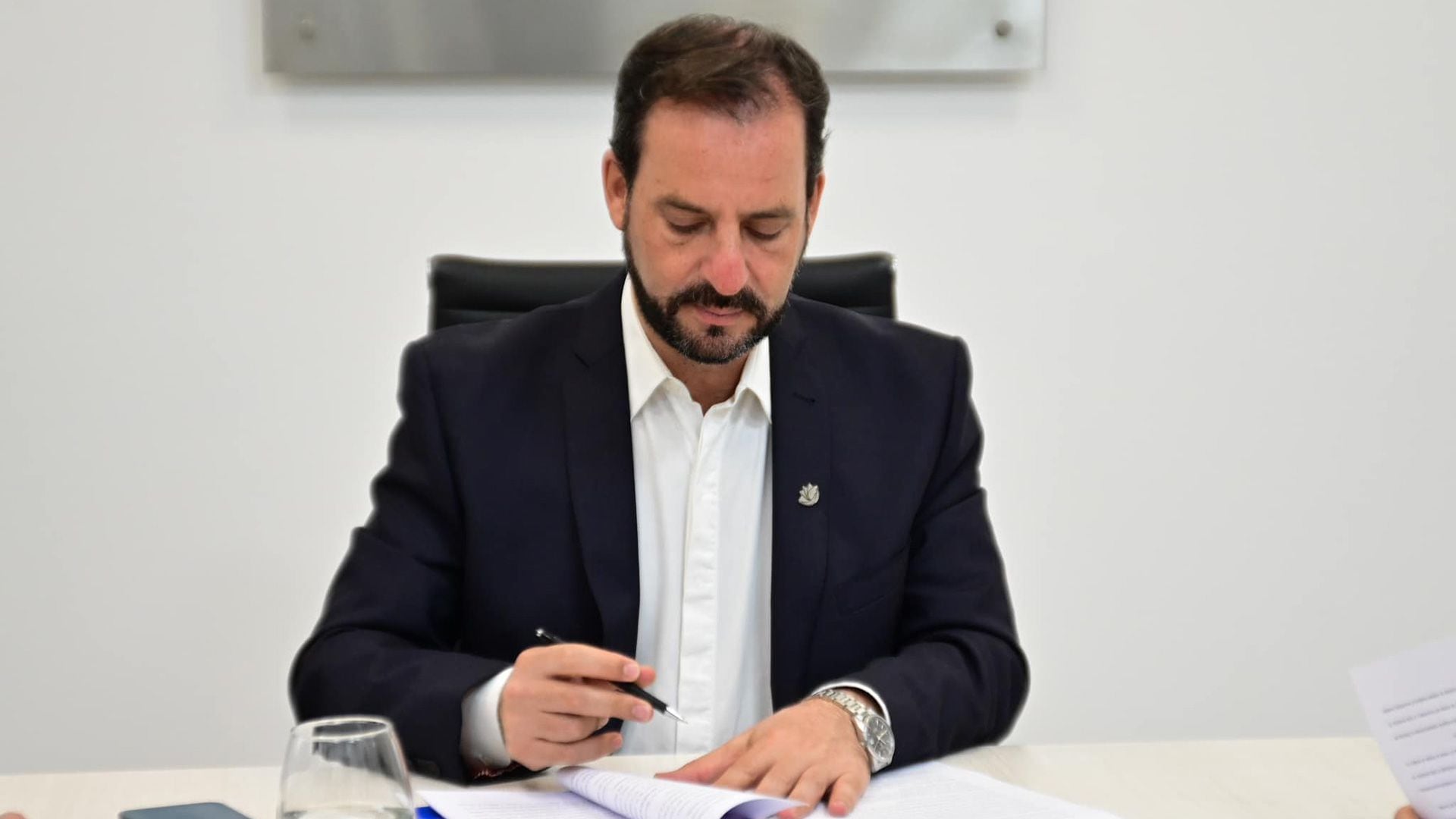 El intendente de Escobar, Ariel Sujarchuk, firmó un decreto para quitar planes y beneficios sociales a quienes participaron de los saqueos en el conurbano bonaerense