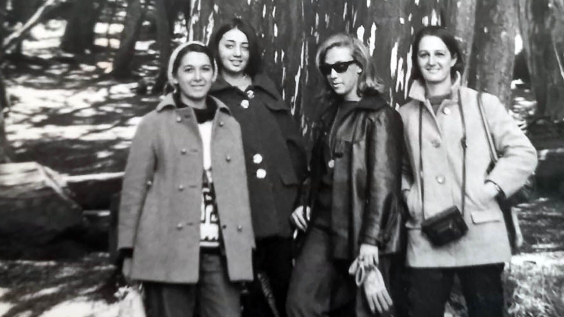 Cachi, Maripé, Adriana y Silvia en el viaje de egresadas a Bariloche en 1965