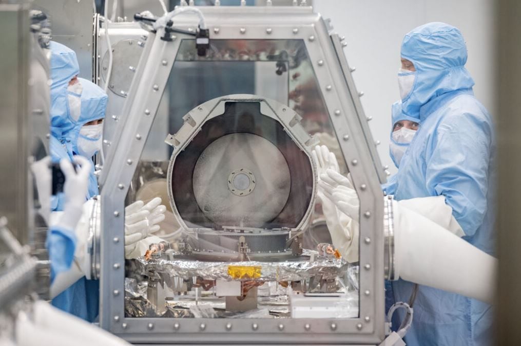Miembros del equipo de conservación de la NASA junto con los especialistas en recuperación de Lockheed Martin observan después de retirar con éxito la tapa del recipiente de retorno de muestras (NASA/ROBERT MARKOWITZ)
