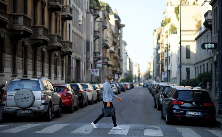 Una mujer cruza una calle en Milán (REUTERS/Daniele Mascolo)