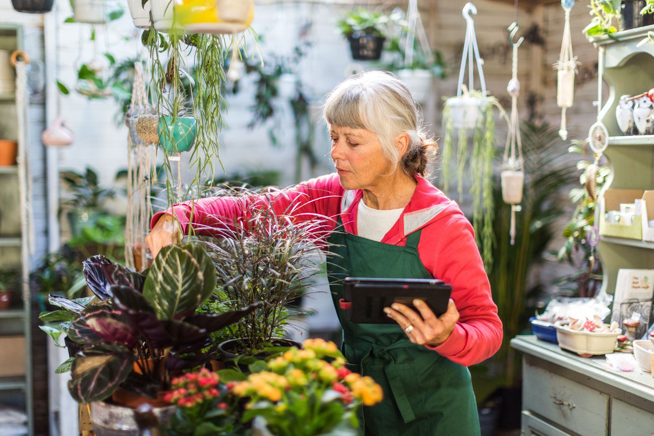 Una pensionista trabaja en una floristería. (Getty)