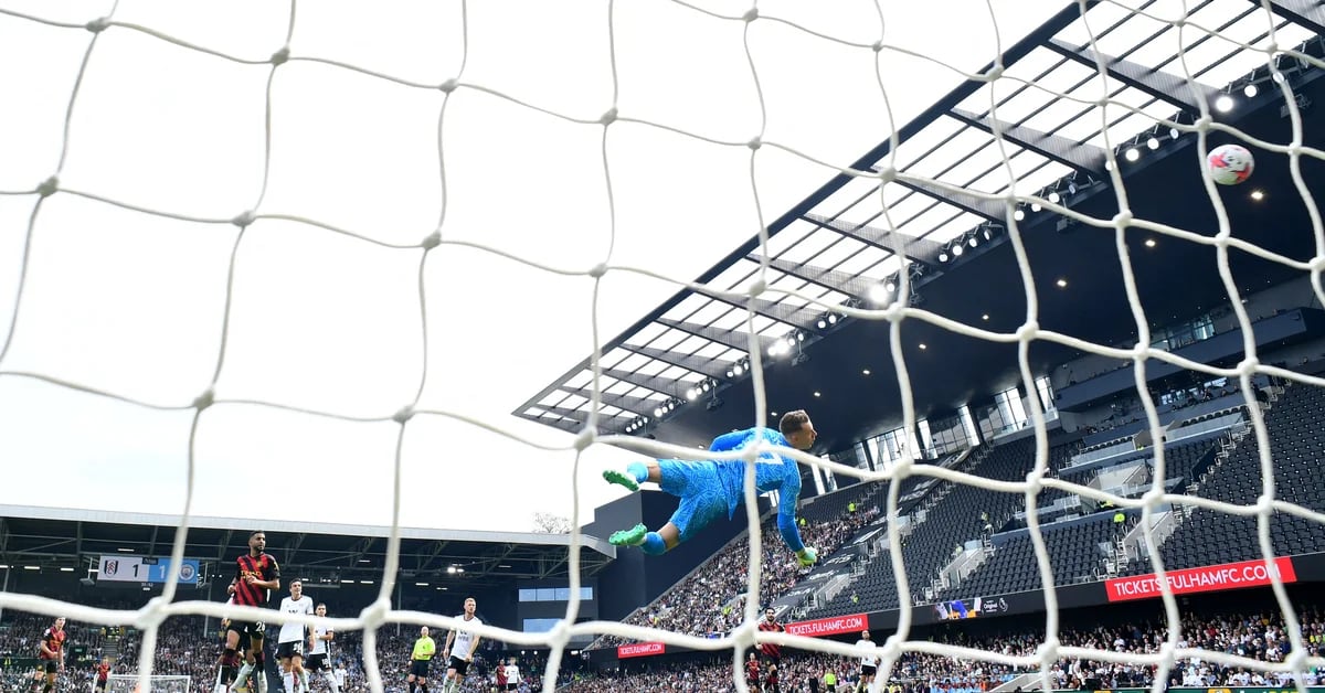 Passi e tiro da calcio d’angolo: strepitoso gol di Julian Alvarez per il Manchester City contro il Fulham