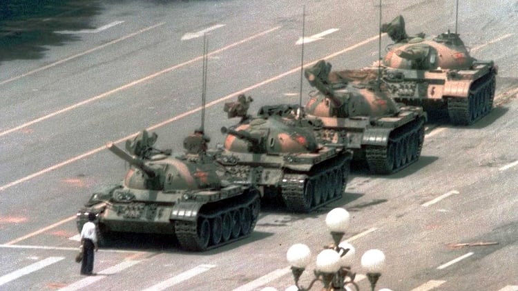 La foto del hombre que con una bolsa parado frente a los tanques del ejército chino quedó como un ícono mundial de la lucha por la democracia