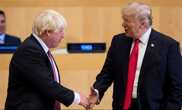 Boris Johnson y el presidente de Estados Unidos Donald Trump se saludan antes de una reunión en la sede de la ONU en Nueva York el 18 de septiembre de 2017 (BRENDAN SMIALOWSKI/AFP/Getty Images)