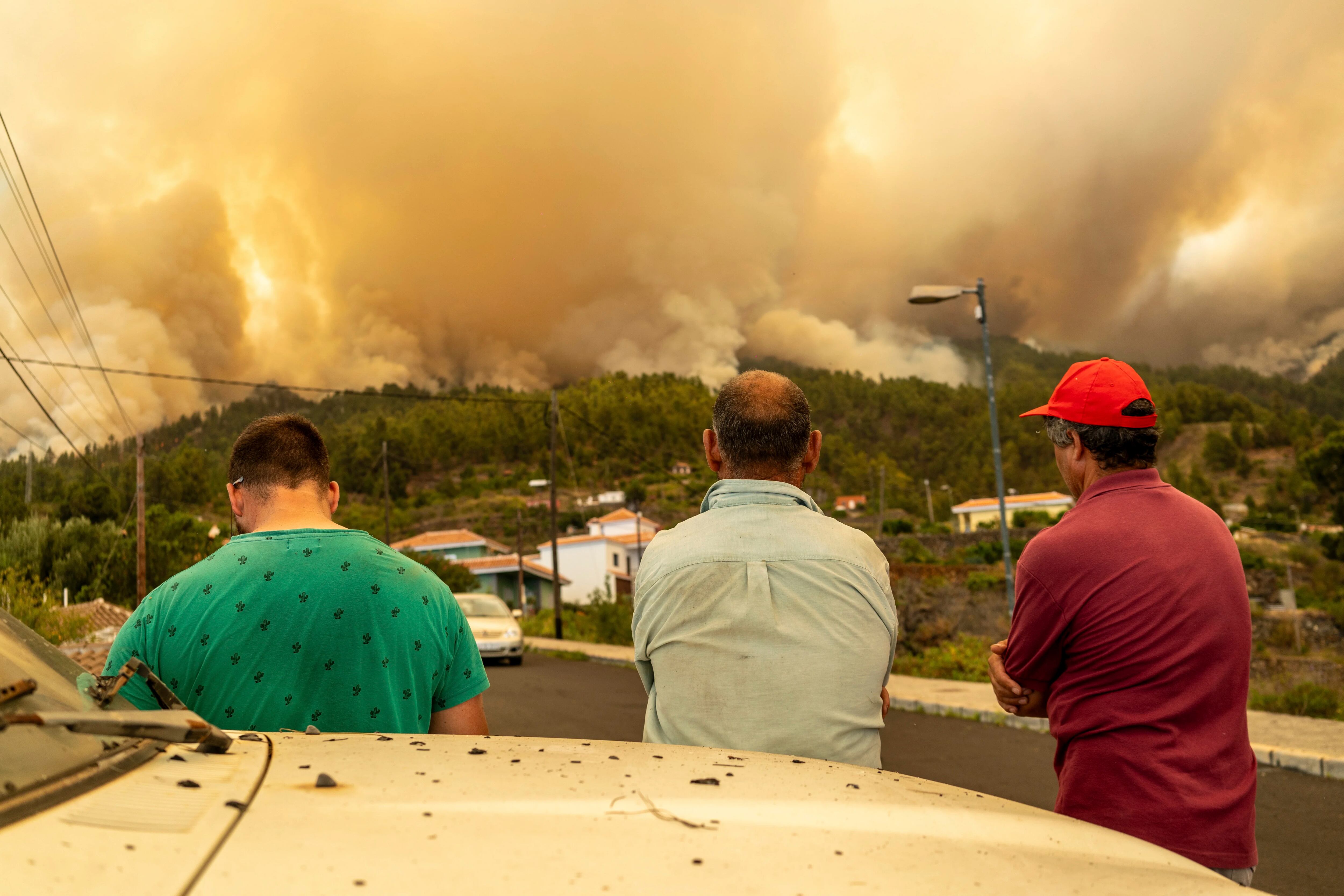 Residentes observan un incendio, cerca de Puntagorda en La Palma, en las Islas Canarias (Europa Press vía AP)
