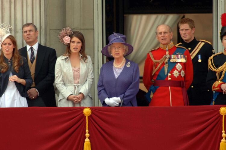 Junio, 2006. La reina Isabel II con tres de sus ocho nietos (Shutterstock)