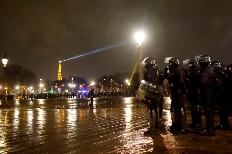  Si bien París ha resistido los embates de la ira que retumba en sus calles, cada noche la situación se vuelve más difíc 