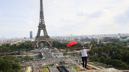 Nathan Paulin, el equilibrista que cruzó sobre el Sena en París