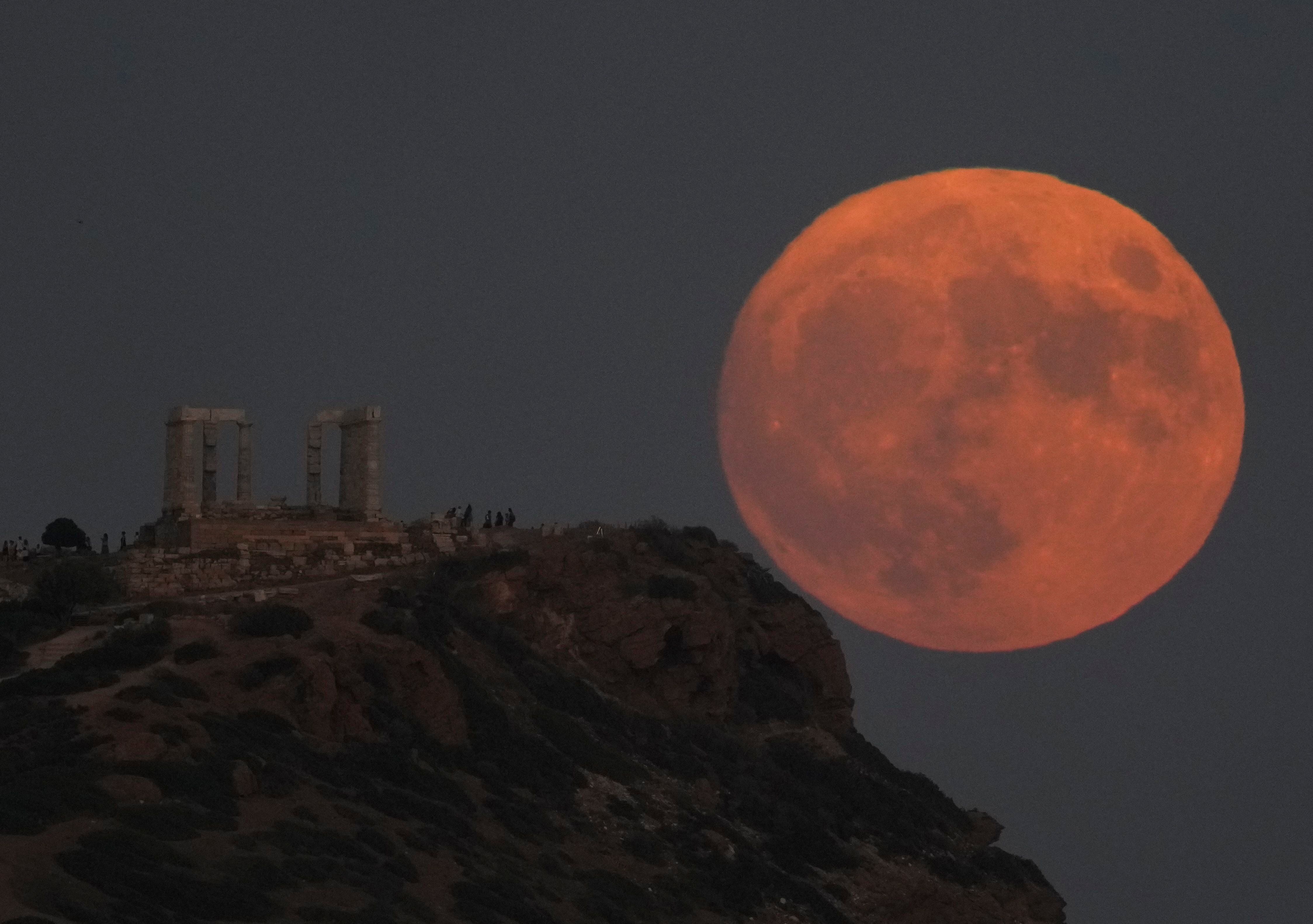Cuando la órbita está más cerca de la Tierra, el satélite terrestre se observa más grande y se lo llama superluna. (AP)