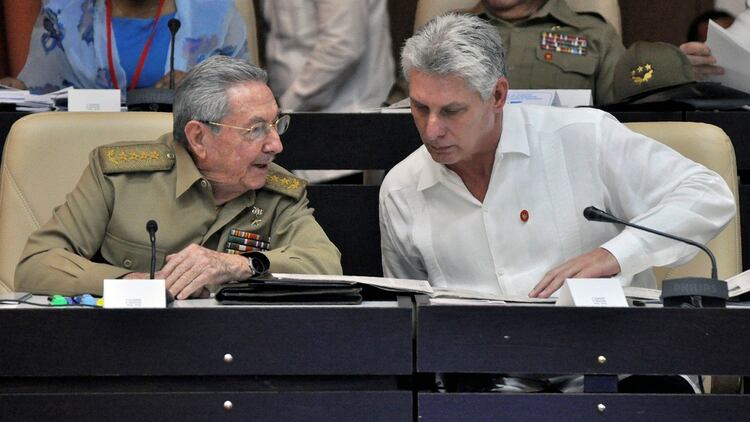 Raúl Castro, primer secretario del Partido Comunista de Cuba, y el presidente Miguel Díaz Canel (AFP)