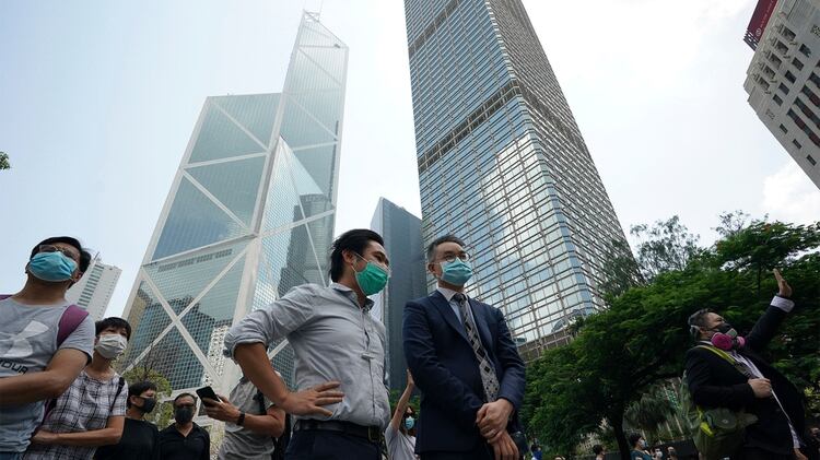 Los manifestantes pro-democracia de Hong Kong marcharon en el centro de la ciudad ante los planes de la líder de la ciudad de desplegar poderes de emergencia para prohibir el uso de máscaras (Foto AP/Vincent Thian)