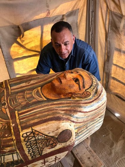 Mostafa al-Waziri observa uno de los sarcófagos encontrados en Saqqara. Tienen una antigüedad superior a los 2.500 años (Reuters)