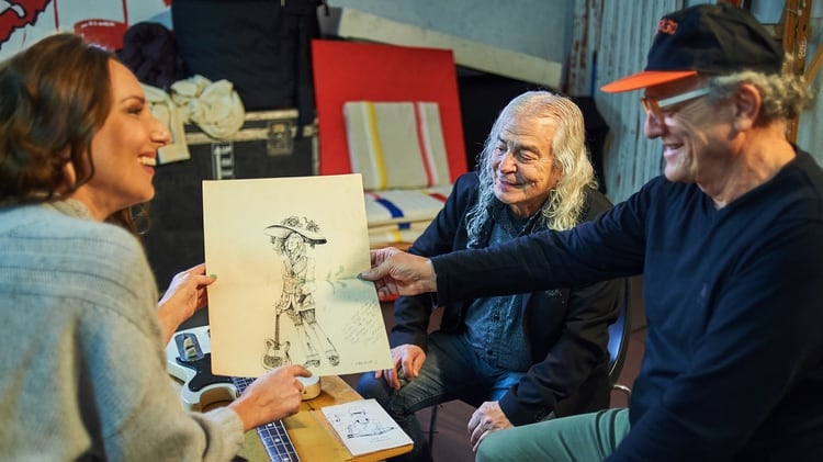 Del Guercio muestra el dibujo que le regaló “El Flaco” (National Geographic)