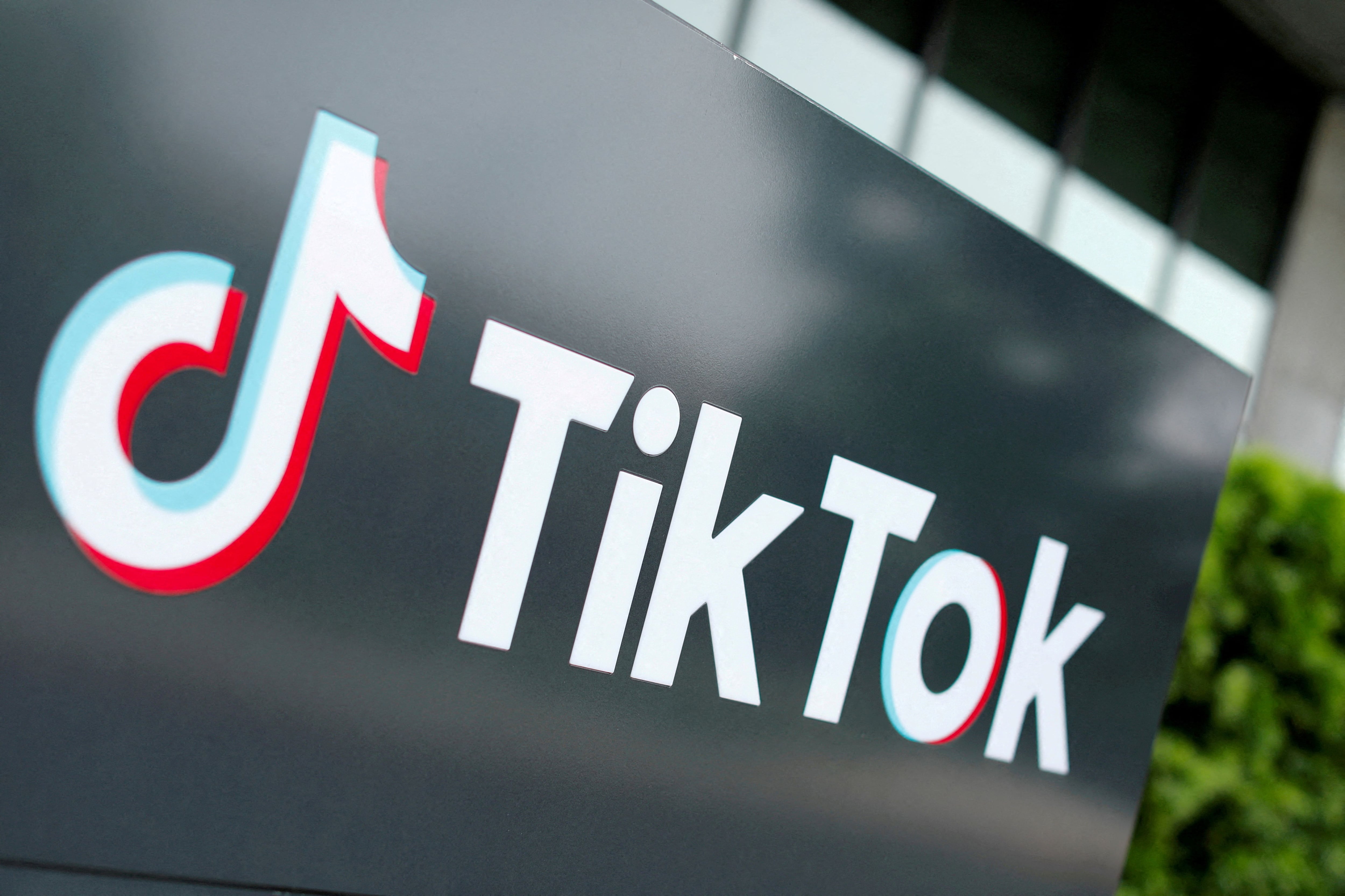 El logotipo de TikTok en el exterior de la sede de la empresa en California (REUTERS/Mike Blake)