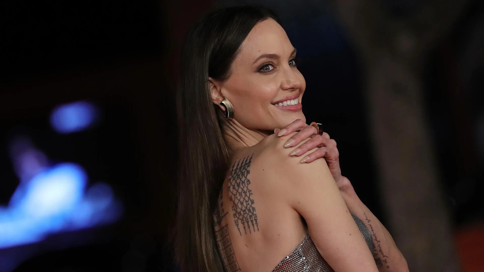 El curioso lugar del cuerpo donde Angelina Jolie se hizo su último tatuaje y el misterio sobre si es un mensaje para Brad Pitt