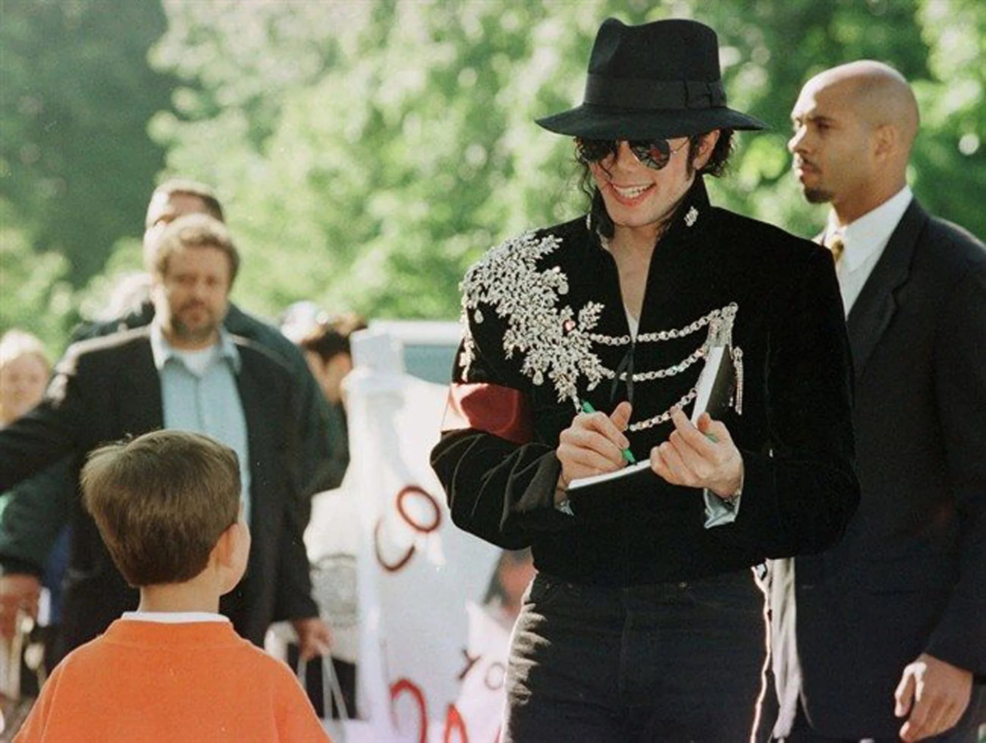 Michael Jackson le firma un autógrafo a un chico en su llegada a Bremen, antes de iniciar sus conciertos en Alemania (Abril de 1997)