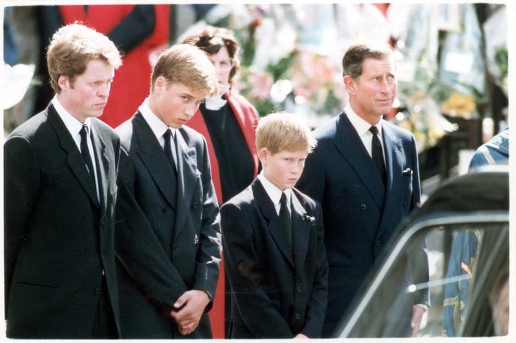 En el funeral de la princesa Diana, Carlos con sus hijos William y Harry, y el hermano de Lady Di, el conde de Spencer (David O'Neil/ ANL/ Shutterstock)