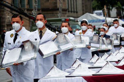 Por COVID-19, México aumentará las residencias de médicos especialistas:  López-Gatell - Infobae