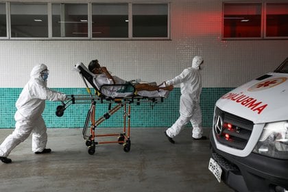 Trabajadores de la salud transportan a un hombre de 77 años con síntomas de COVID-19 en Manaos, Brasil, el 14 de enero de 2021. REUTERS/Bruno Kelly