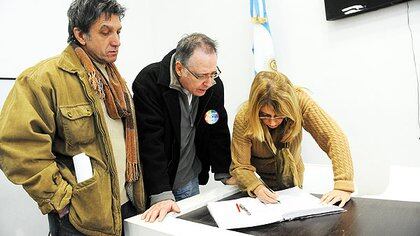 El día en que Alejandro Vannelli y Ernesto Larresse pidieron turno para casarse. (Télam)
