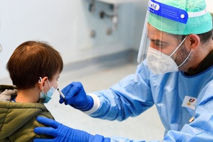 Moderna y Pfizer comenzaron las pruebas de sus vacunas en niños, un paso crucial para terminar con la pandemia (REUTERS/Flavio Lo Scalzo)