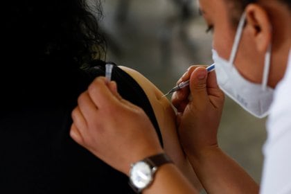 Una persona recibe la primera dosis de su vacuna contra el COVID-19 (REUTERS/Carlos Jasso)