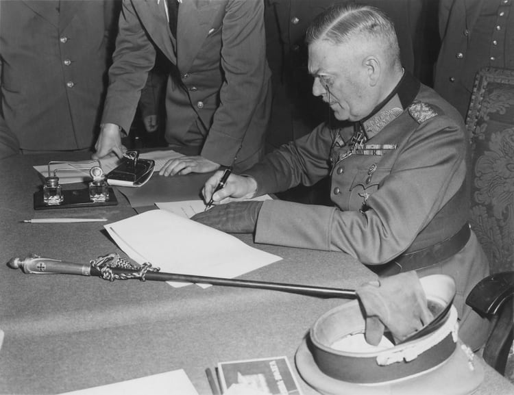 Keitel firma la rendición ante oficiales del Ejército Rojo