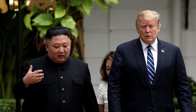 El lÃ­der de Corea del Norte, Kim Jong-un, y el presidente de Estados Unidos, Donald Trump, durante la cumbre de Vietnam que acabÃ³ sin grandes anuncios (Reuters)