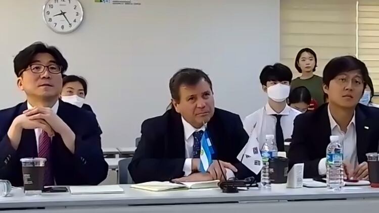 Abrió el simposio el embajador de Argentina en Corea, Alfredo Bascou (en el medio)