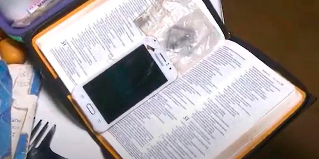 De Biblias a cavidades corporales: los insólitos escondites para celulares que usan los presos en las cárceles de Santa Fe