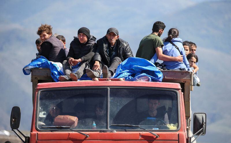Refugiados de la región de Nagorno Karabaj viajan en un camión a su llegada al pueblo fronterizo de Kornidzor, Armenia, el 27 de septiembre de 2023 (REUTERS/Irakli Gedenidze)