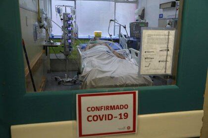 Foto de archivo. Un paciente con Covid-19 recibe tratamiento en un hospital en Santiago, Chile. Junio, 2020. REUTERS/Iván Alvarado