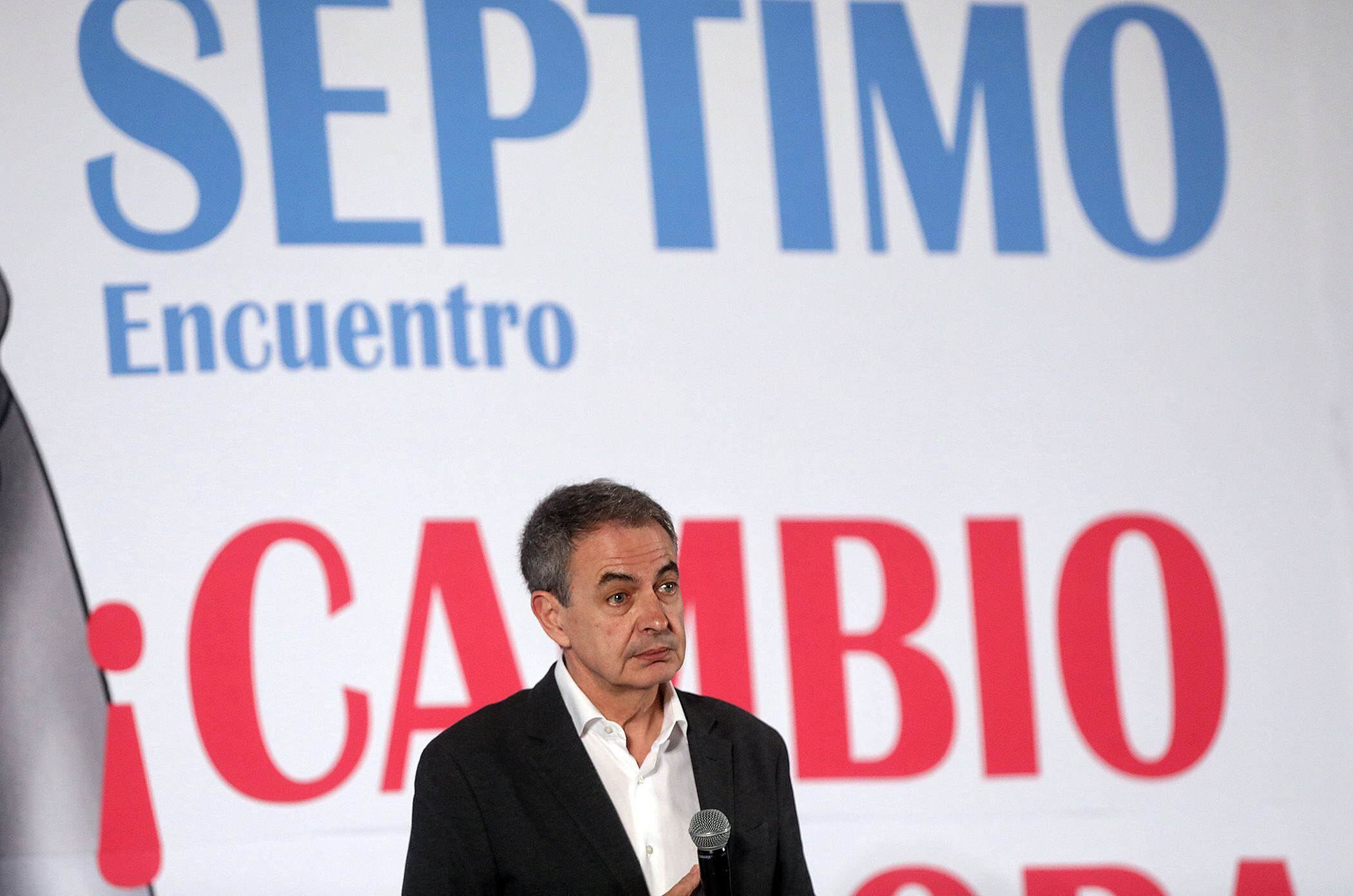 El expresidente de España José Luis Rodríguez Zapatero, participa en una rueda de prensa hoy, en Ciudad de México. EFE/ Sáshenka Gutiérrez