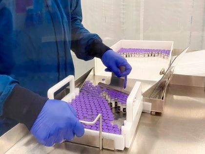 Imagen facilitada por la farmacÃ©utica Pfizer que muestra viales de la vacuna para la covid-19 en un laboratorio. EFE/EPA/PFIZER HANDOUT
