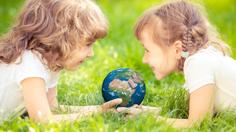 Es clave enseñar a las nuevas generaciones a cuidar del único planeta habitable conocido (Shutterstock.com)