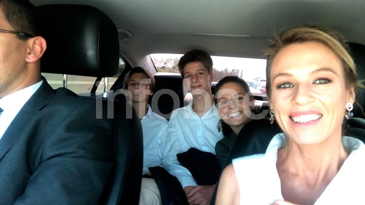 La primera dama Lorena Ponce de León se sacó una selfie con sus tres hijos camino a la ceremonia