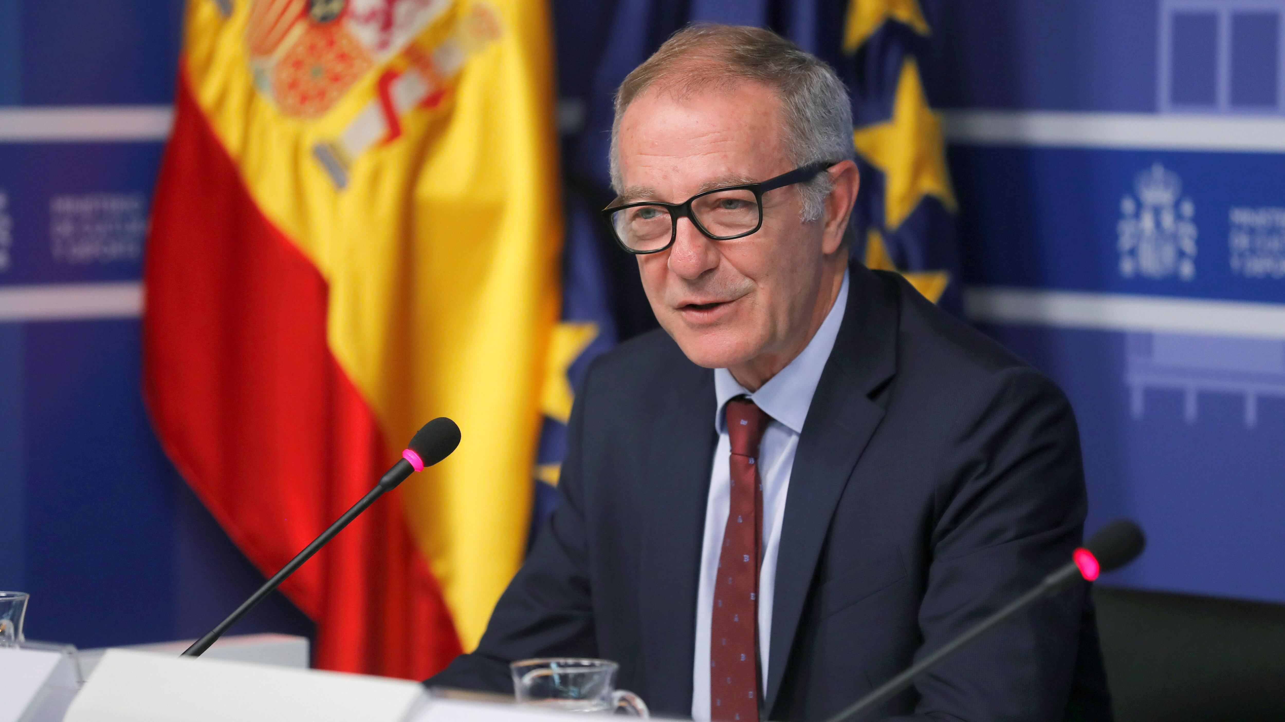 GRAF8802. MADRID, 14/11/2019.- El ministro de Cultura y Deporte en funciones, José Guirao, da a conocer el fallo del Premio de Literatura en Lengua Castellana Miguel de Cervantes correspondiente a 2019, dotado con 125.000 euros, este jueves en la sede del Ministerio. El poeta Joan Margarit (Sanaüja, Lleida, 1938) ha sido galardonado este jueves con el Premio Cervantes 2019, el máximo reconocimiento de las letras en español. EFE/Chema Moya