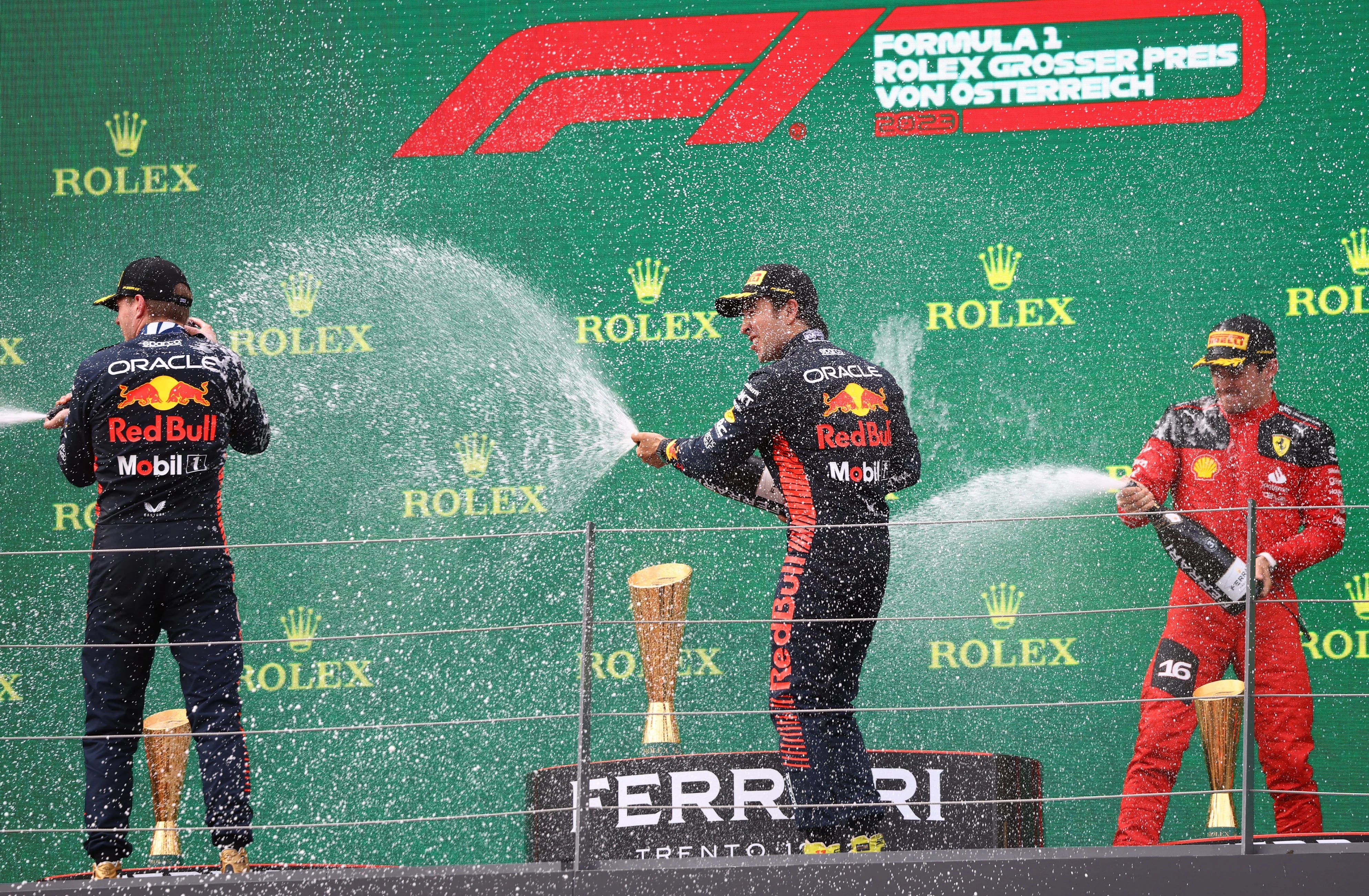 El festejo en el podio de Checo Pérez, Max Verstappen y Charles Leclerc  (REUTERS/Bernadett Szabo)