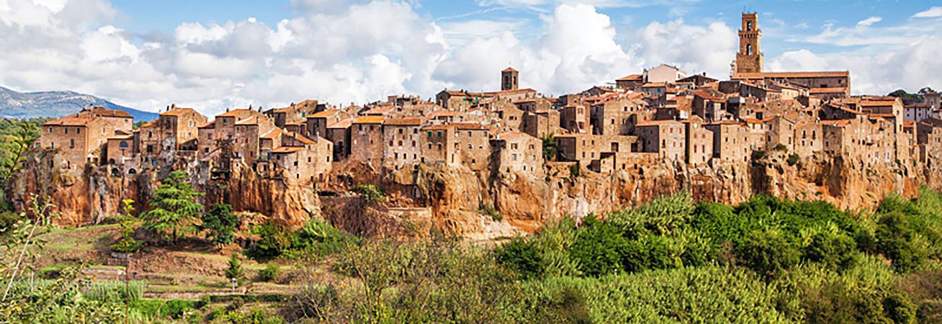 Pitigliano cuenta con cuevas formadas bajo las viviendas del pueblo. En algunos casos han sido aprovechadas como bodegas (Oficina de Turismo de la Toscana)