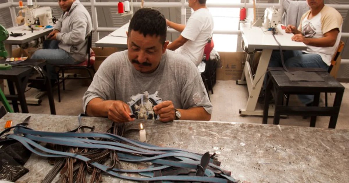 Latinas hacen el trabajo pesado en una industria que