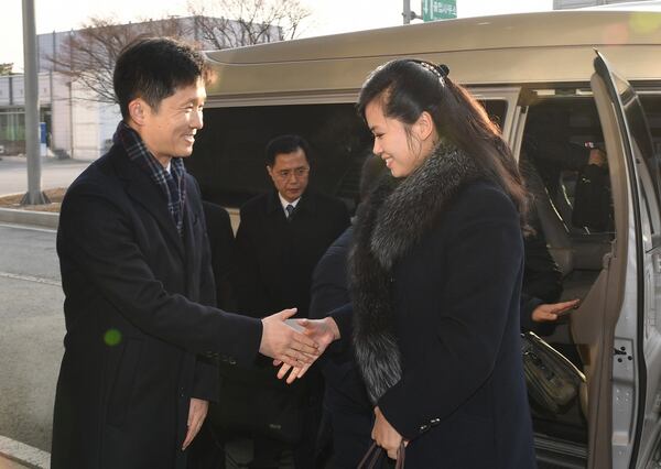 Hyon Song-Wol es recibida por un funcionario cerca a la Zona Desmilitarizada que divide a la península coreana