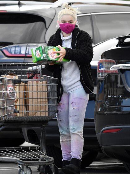 Ariel Winter fue a hacer las compras a un supermercado de Los Ángeles y fue fotografiada mientras cargaba la comida y bebida en su auto