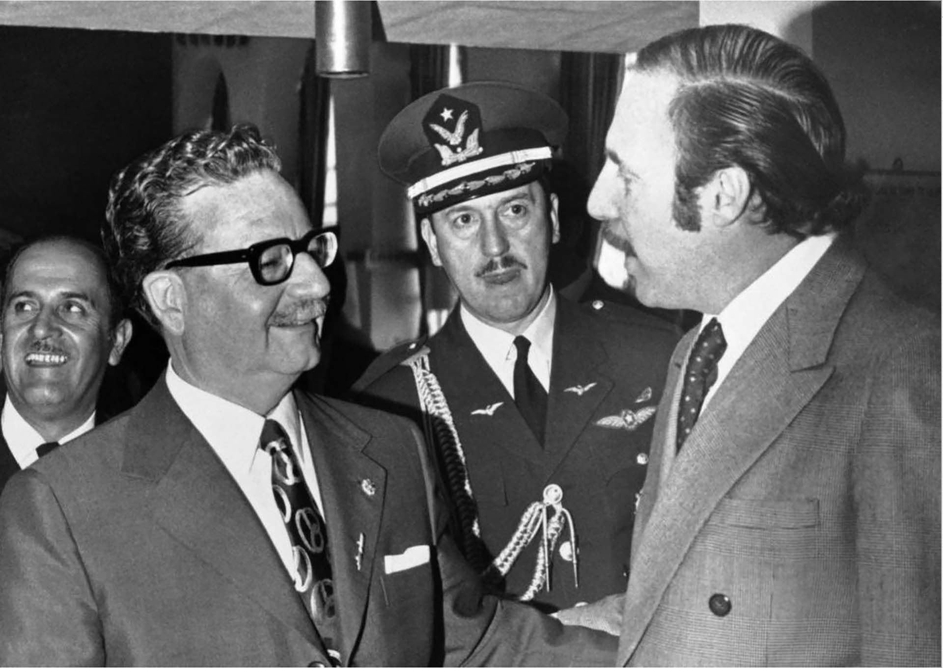 Los asesores de Nixon detallan que el entonces presidente de Chile, Salvador Allende, considera que sus seguidores no tienen armas suficientes para enfrentarse al Ejército, y que la única solución posible es política. (AP)